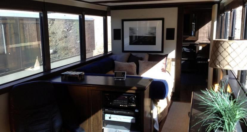 塞满豪华装备的移动“希尔顿”一万块买个树洞你钻吗？