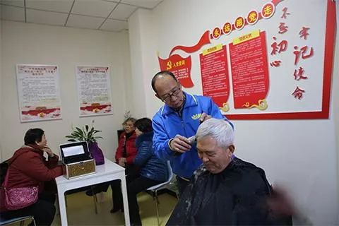 能够购物又能够用别的功能的软件,能够购物又能够吃饭的地方