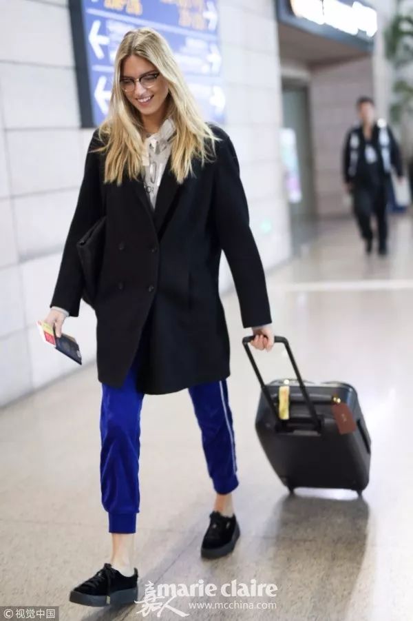 大衣配运动鞋怎么穿才不老气,大衣运动鞋过年穿得体又好看