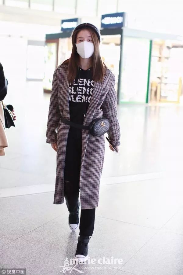 大衣配运动鞋怎么穿才不老气,大衣运动鞋过年穿得体又好看