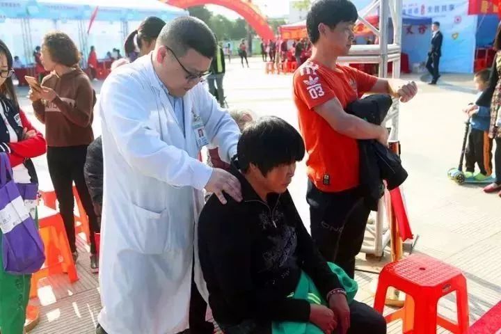 百余名行家云端为民义诊,24小时在线义诊千名医院权威行家