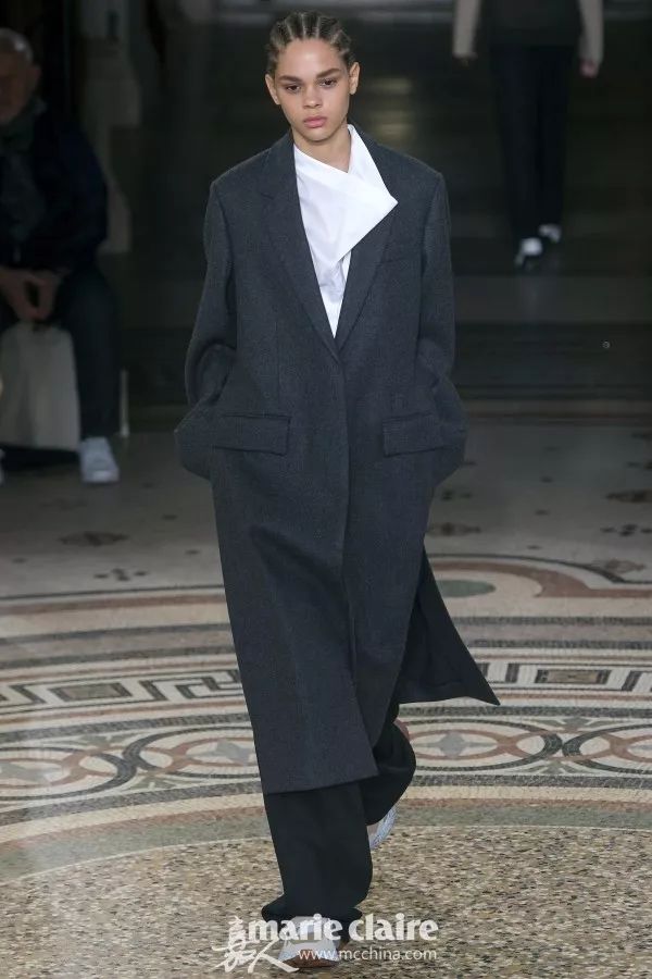 大衣配运动鞋怎么穿才不老气,大衣运动鞋过年穿得体又好看