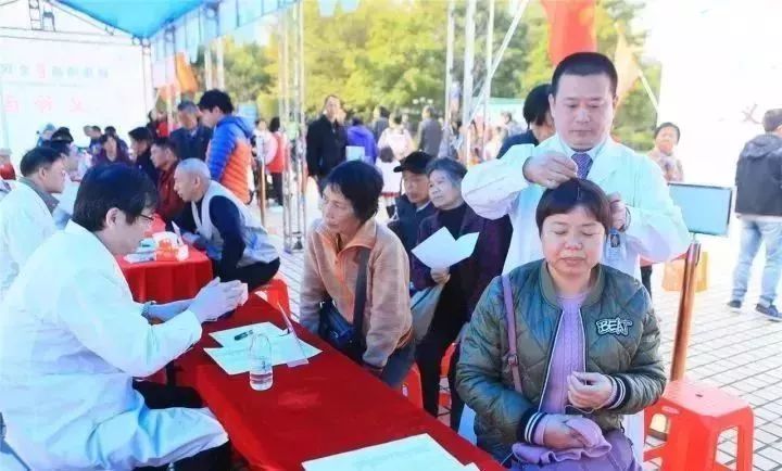 百余名行家云端为民义诊,24小时在线义诊千名医院权威行家