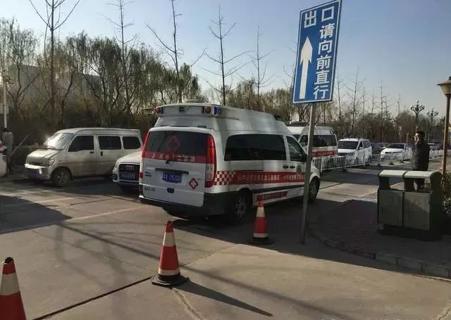 「1041新闻眼」车被挡咋办？郑州霸气停车管理员开叉车铲走！叉车……