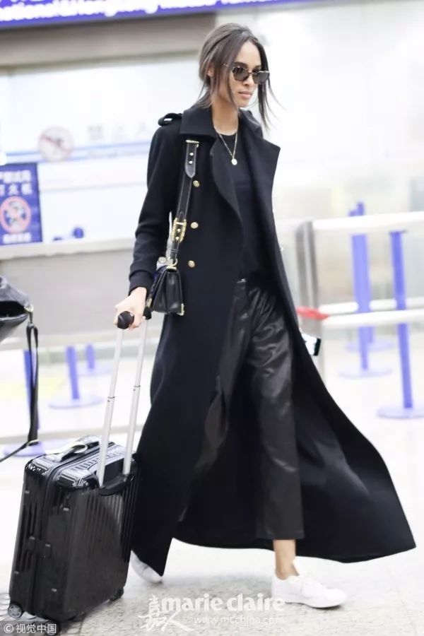 大衣配运动鞋怎么穿才不老气,大衣运动鞋过年穿得体又好看