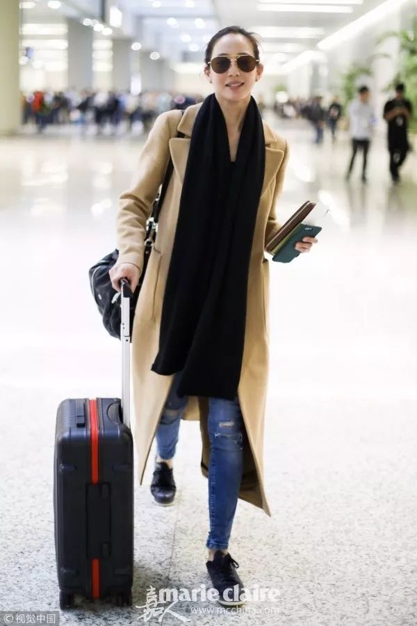 大衣配运动鞋怎么穿才不老气,大衣运动鞋过年穿得体又好看