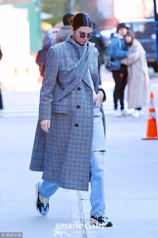 大衣配运动鞋怎么穿才不老气,大衣运动鞋过年穿得体又好看