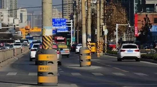 「1041新闻眼」车被挡咋办？郑州霸气停车管理员开叉车铲走！叉车……