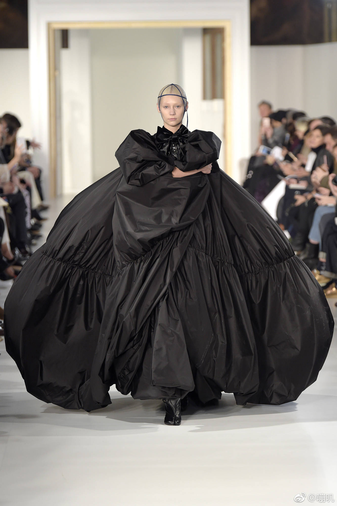 佟丽娅穿一万多羽绒服被说像巨型垃圾袋？看完买家秀回来跟她道歉