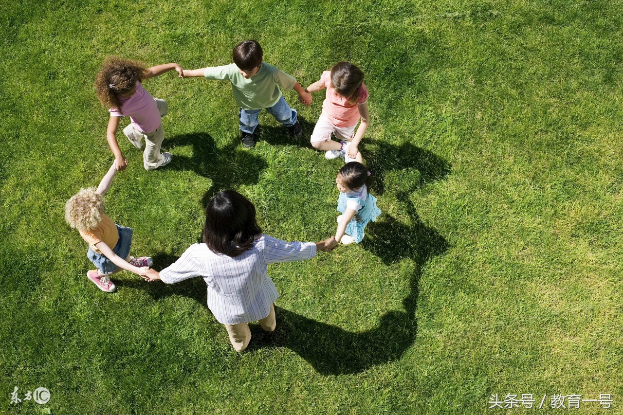 一百个小学体育游戏，有兴趣的家长也能够和孩子一起玩玩