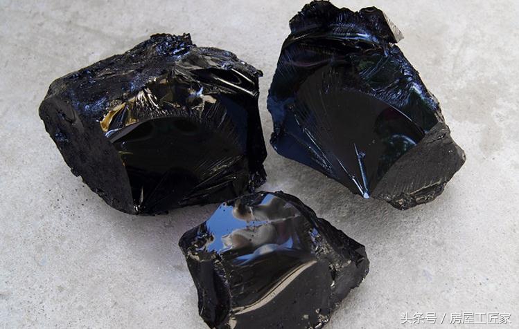 80后记忆！砍柴、架锅、熬制“沥青块”防水材料，黑糊糊的一锅