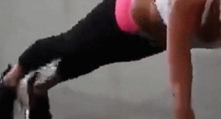 平板支撑腹部紧致训练,练腰练臀的动作平板支撑