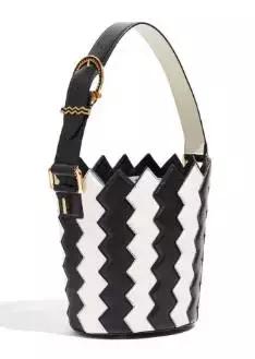 刘雯每月收入多少钱,刘雯收入2018排第几