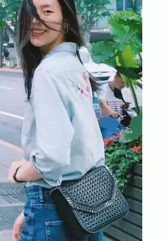 刘雯每月收入多少钱,刘雯收入2018排第几