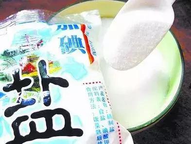 盐的正确洗脸方法,用食盐洗头洗脸有什么好处