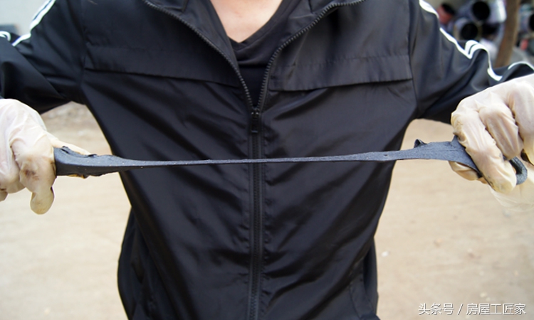 80后记忆！砍柴、架锅、熬制“沥青块”防水材料，黑糊糊的一锅