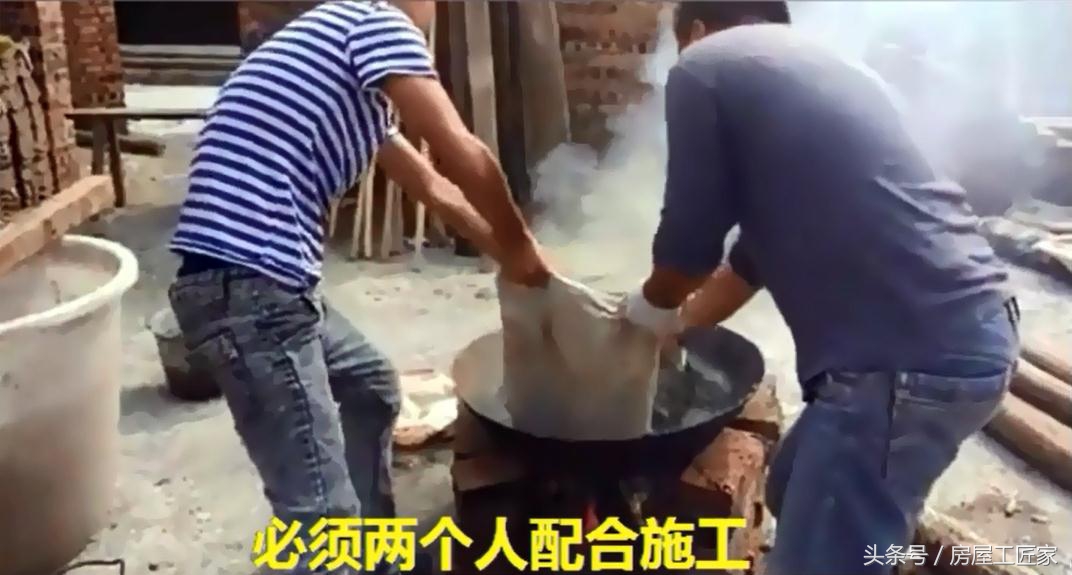 80后记忆！砍柴、架锅、熬制“沥青块”防水材料，黑糊糊的一锅