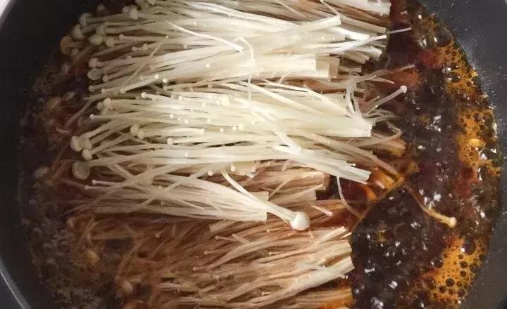 超美味又简单的蒜泥金针菇,做个好吃的爆辣金针菇