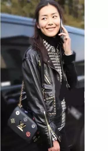 刘雯每月收入多少钱,刘雯收入2018排第几