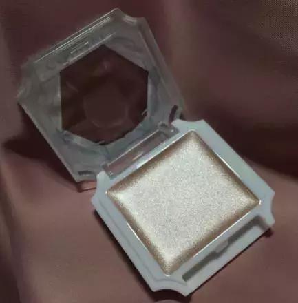 五十块钱买一个香奈儿,一万块钱香奈儿能买到啥