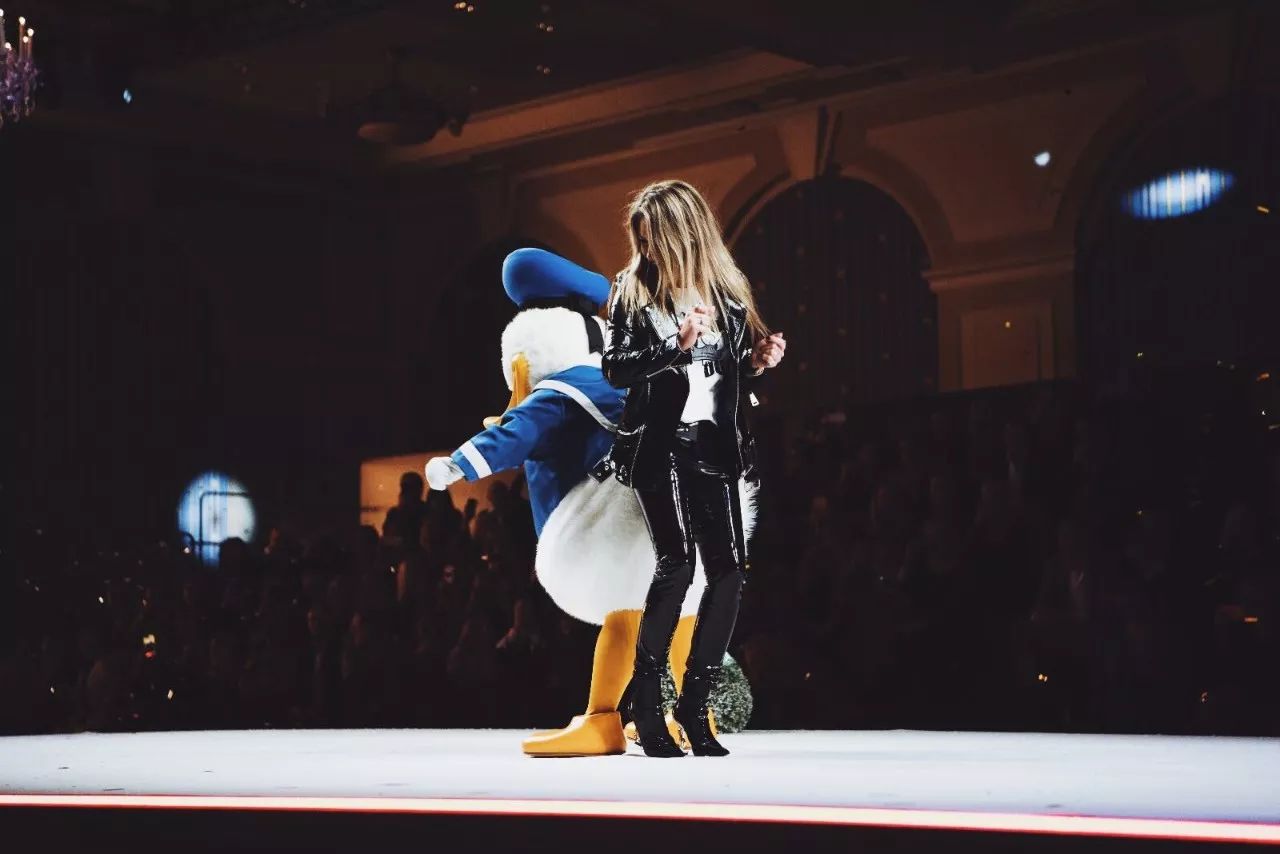 秀还没走完新款就卖光？直击NIKKIE巴黎迪士尼大秀