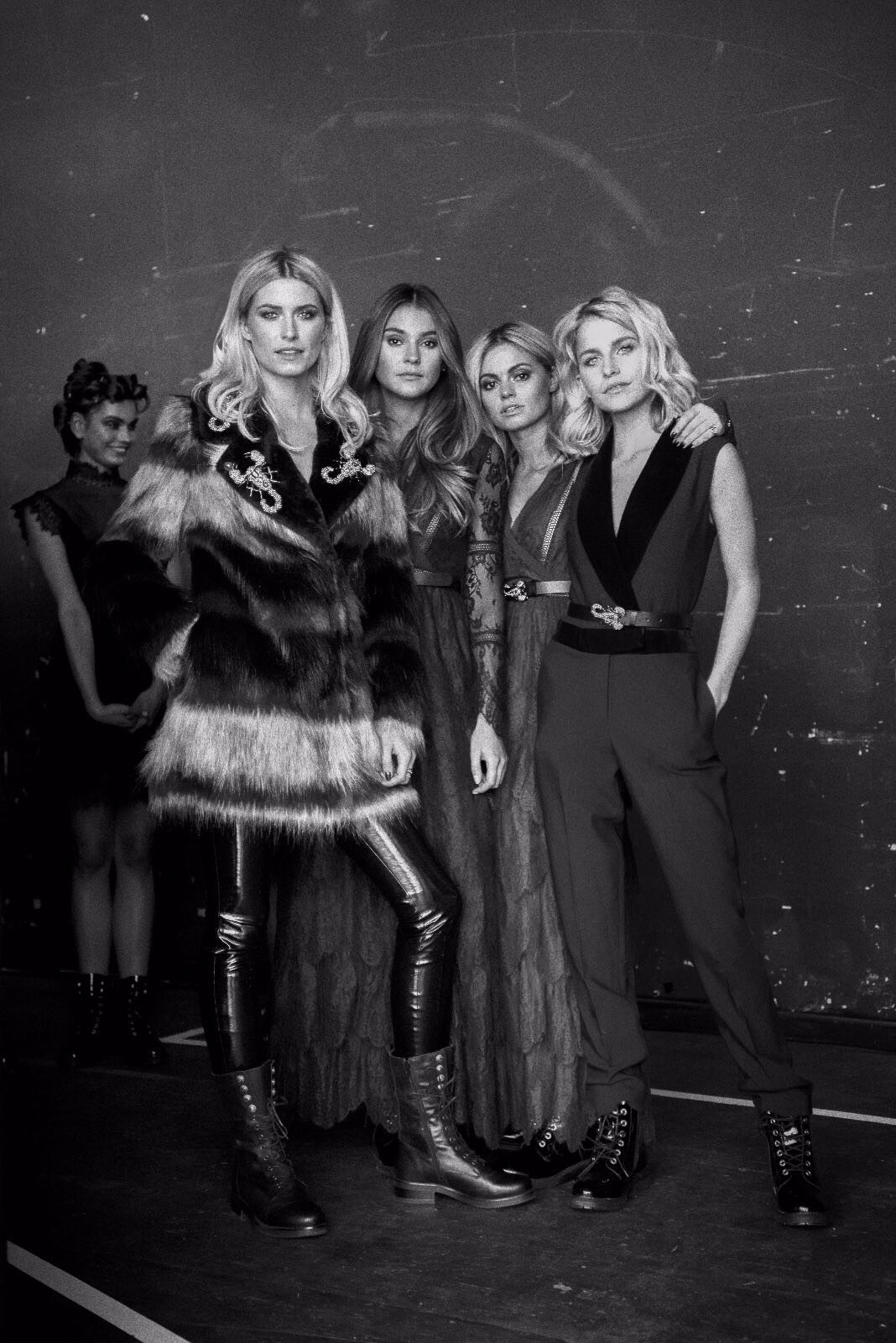 秀还没走完新款就卖光？直击NIKKIE巴黎迪士尼大秀