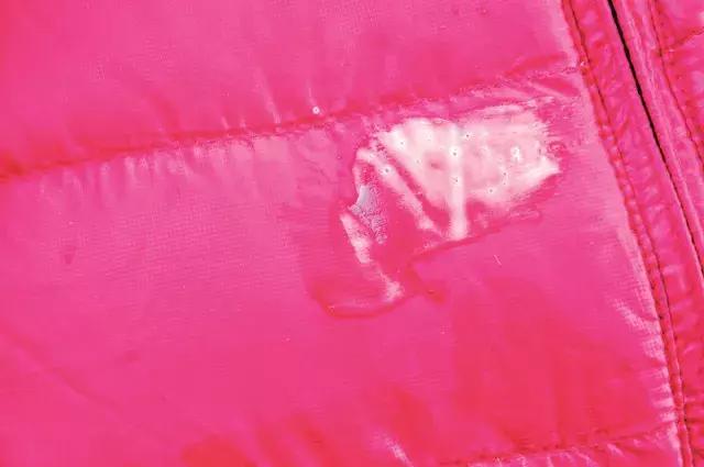 羽绒服脏了放到第二年洗能行不,羽绒服袖子脏了怎么洗小妙招