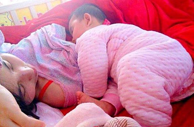 有个爱哭闹的宝宝该咋办,恋奶期间的宝宝表现