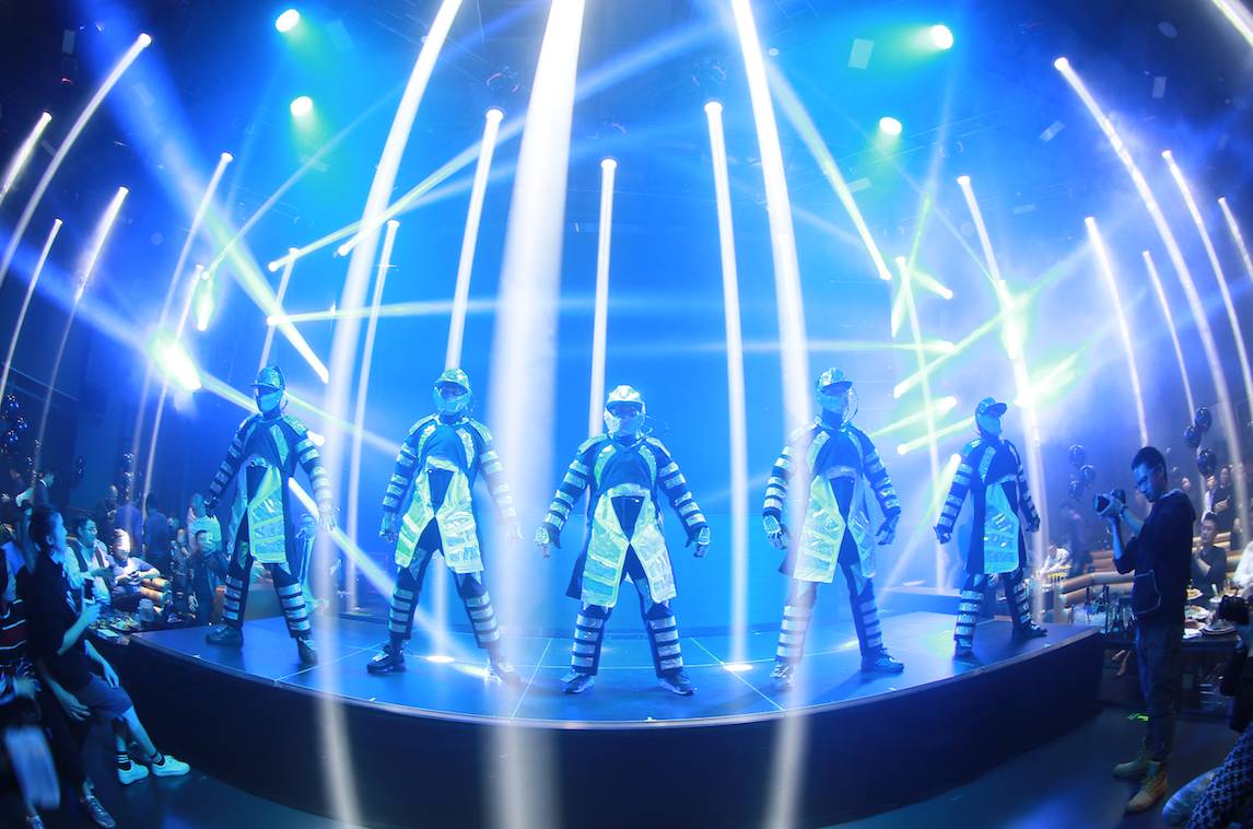 成都最高的酒吧，佳酿、美女、电音、轰趴，这个圣诞在这都能找到