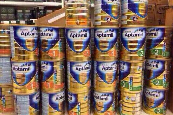 外国人看待中国人抢着买单,国人抢购奶粉