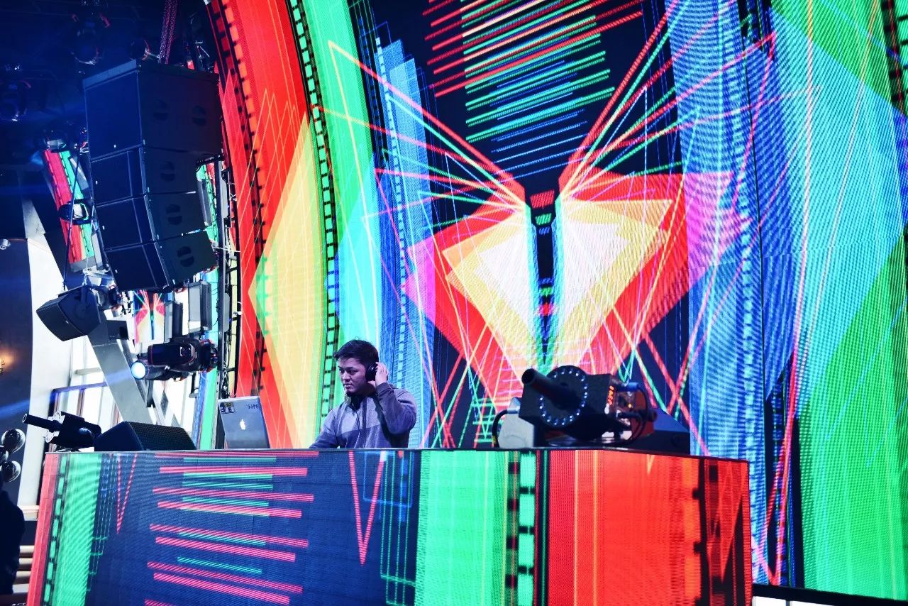 成都最高的酒吧，佳酿、美女、电音、轰趴，这个圣诞在这都能找到