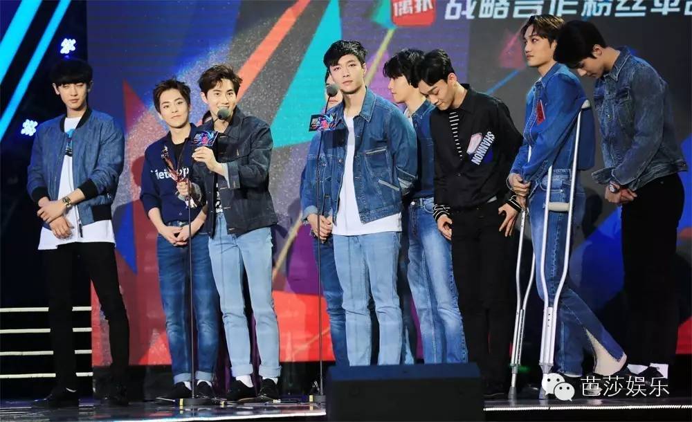 张艺兴白鹿同台领奖,张艺兴王一博领奖