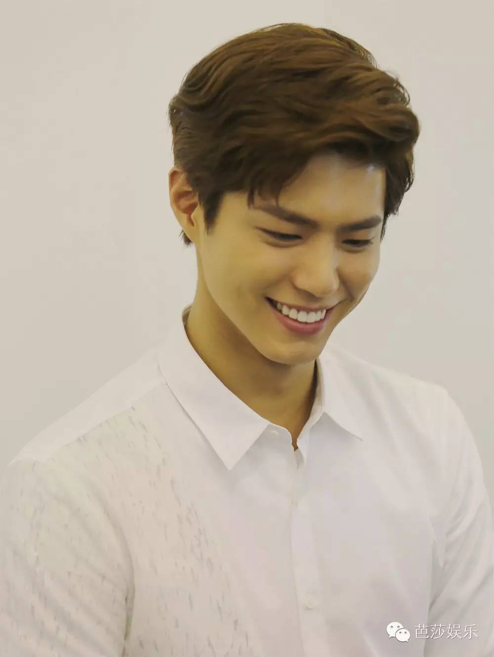 张艺兴白鹿同台领奖,张艺兴王一博领奖