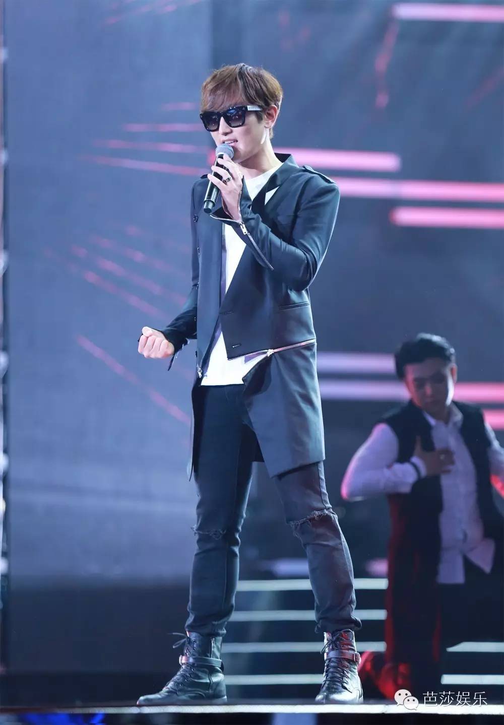 张艺兴白鹿同台领奖,张艺兴王一博领奖