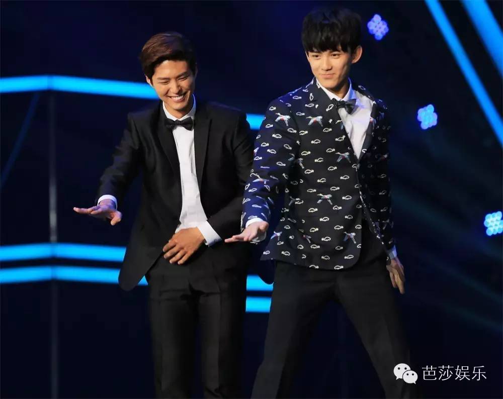 张艺兴白鹿同台领奖,张艺兴王一博领奖