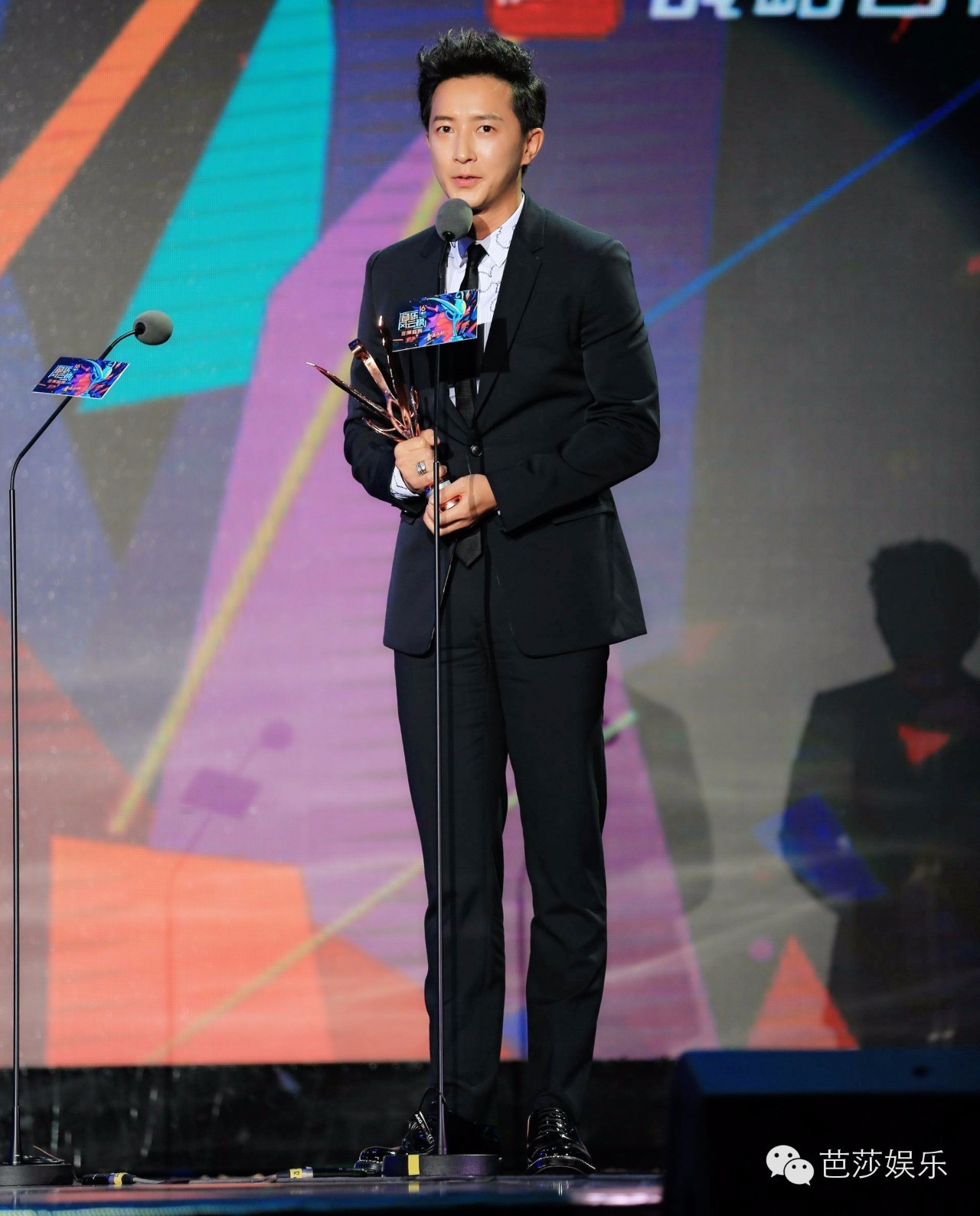 张艺兴白鹿同台领奖,张艺兴王一博领奖