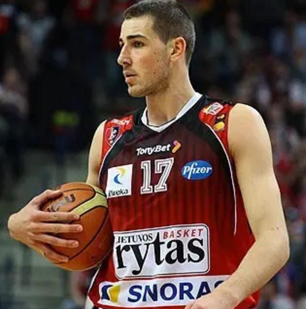 资本脚印踏上NBA最后净土！“放开球衣广告”推倒的多米诺骨牌