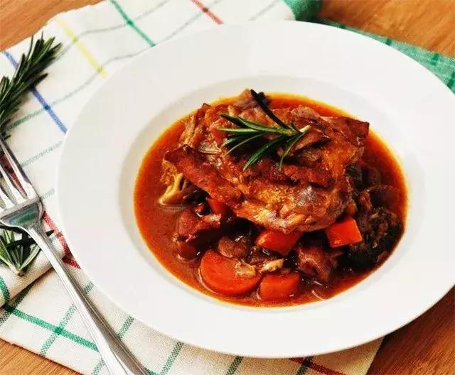 冬季红酒可做哪些滋补菜品,冬日里的果味红酒暖心又暖胃