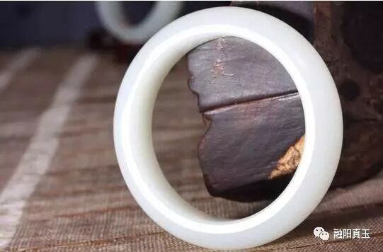 和田玉入门级手镯该如何挑选,挑选和田玉手镯应从哪些方面入手