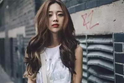 圆脸配高层次中分烫卷发图片,圆脸中分卷发发型图片2015女生