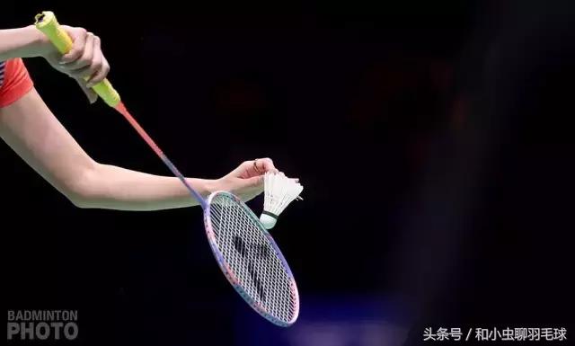 羽毛球拍拉2526磅还是2426磅好,打羽毛球最合适新手的磅数是多少