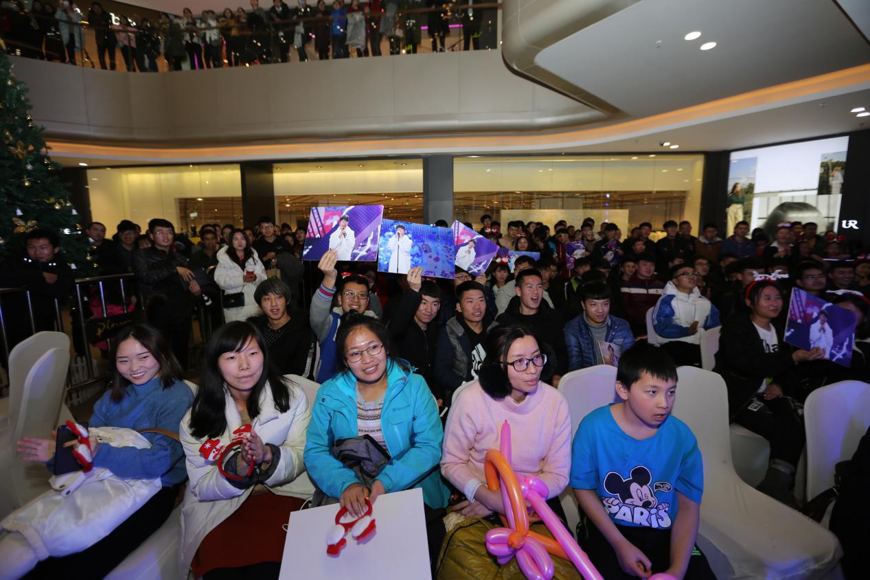 华晨宇天籁之战总决赛帮唱排练,天籁之战中华晨宇点评选手的视频