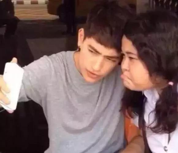 探探上划到了一个卖散粉的富二代帅哥，花痴记者买了几盒发现……