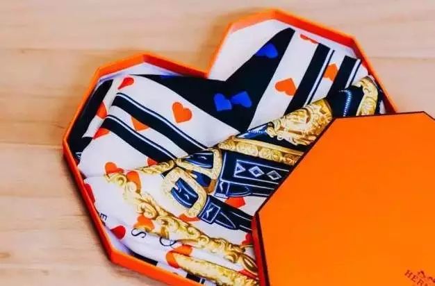 圣诞节送女友什么礼物才会显得不落俗套，看起来实用又有品味？！