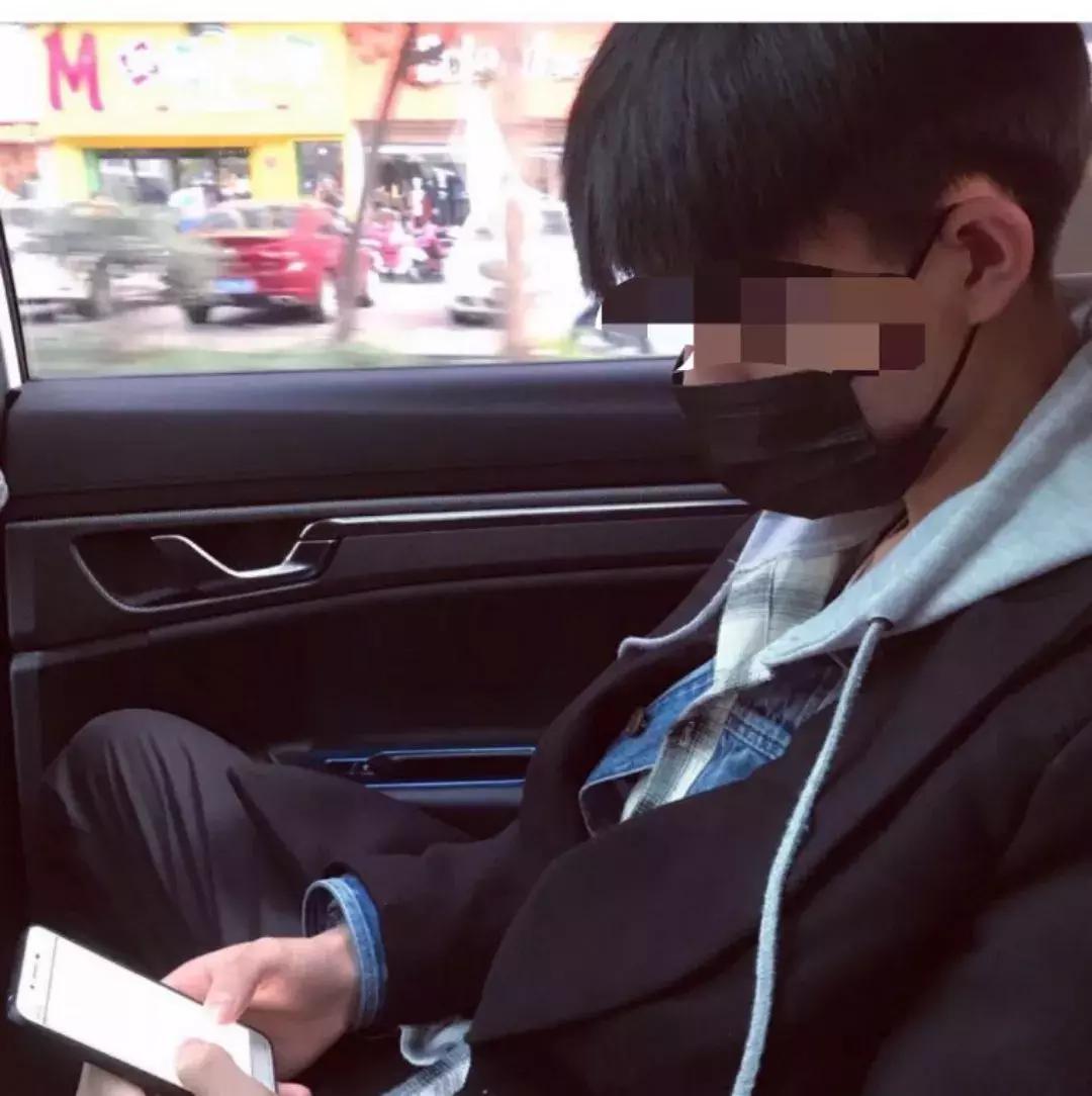 探探上划到了一个卖散粉的富二代帅哥，花痴记者买了几盒发现……