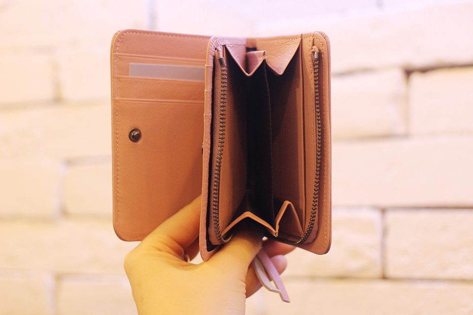 女士钱包选什么颜色会发财,女士一般用什么颜色的钱包好风水