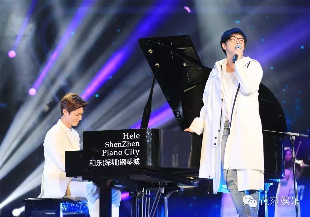 张艺兴白鹿同台领奖,张艺兴王一博领奖