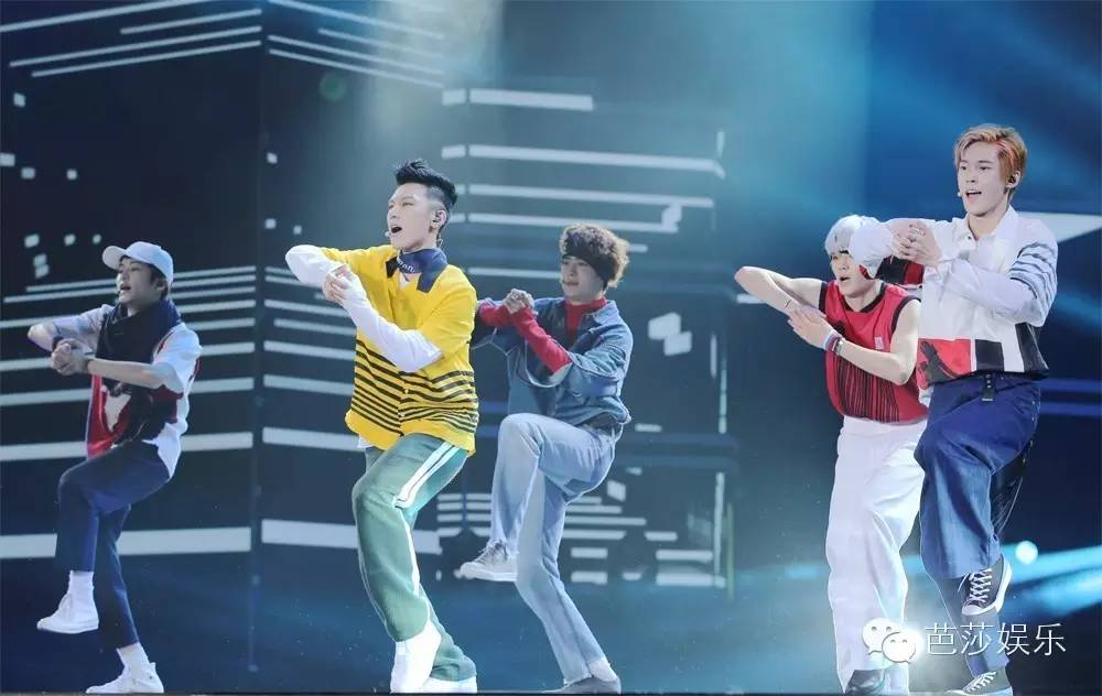 张艺兴白鹿同台领奖,张艺兴王一博领奖