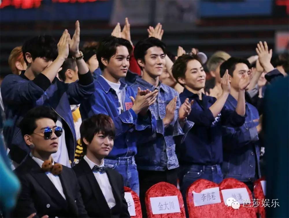 张艺兴白鹿同台领奖,张艺兴王一博领奖