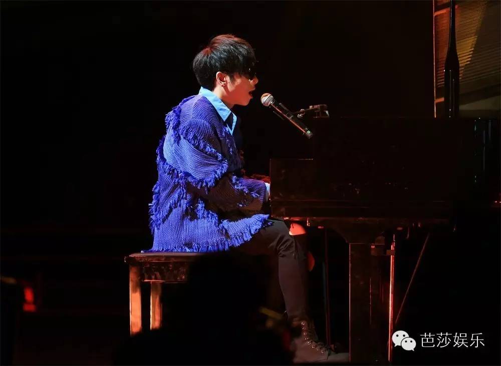 张艺兴白鹿同台领奖,张艺兴王一博领奖